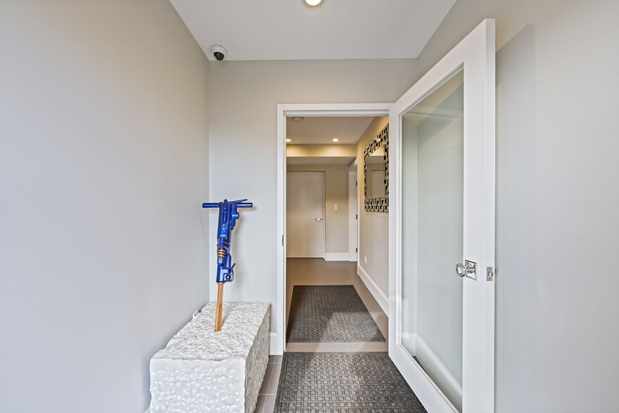 More Photos Of 88 Windsor Ave, Mineola Warehouse For Sale