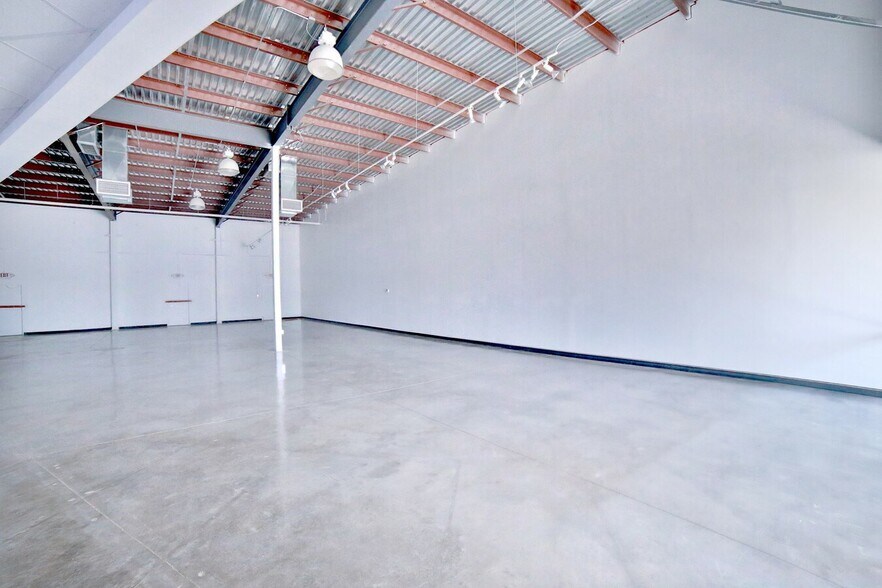 More Photos Of 11130 Gulf Fwy, Houston Storefront Retail Office For Lease