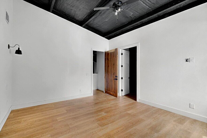 More Photos Of 11544 Cockleburr Rd, Roanoke Warehouse For Lease