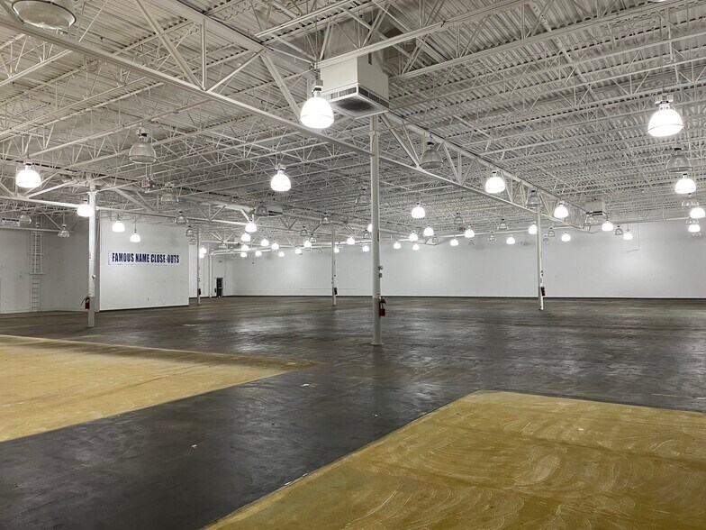 More Photos Of 4345-4781 Bay Rd, Saginaw Freestanding For Lease