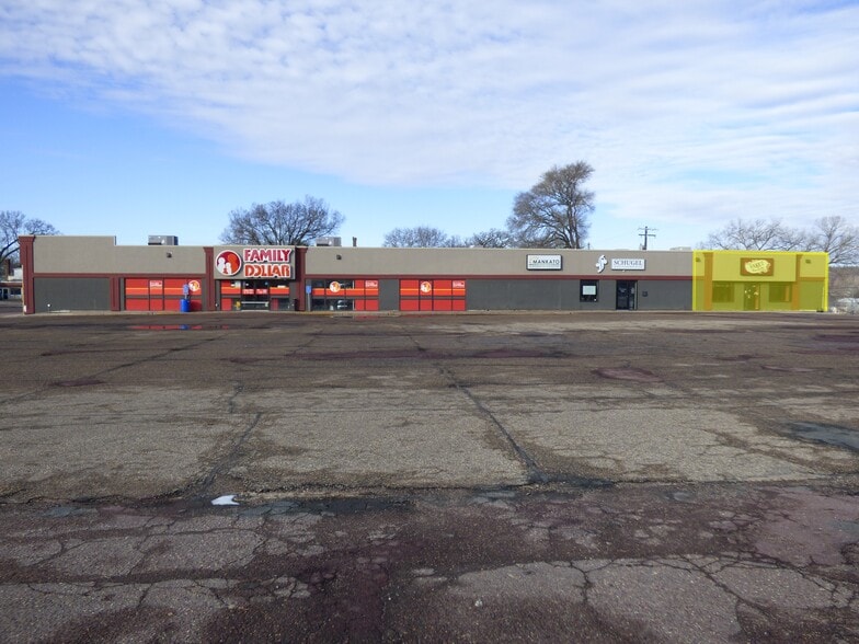 Primary Photo Of 800-826 S Front St, Mankato Storefront For Lease