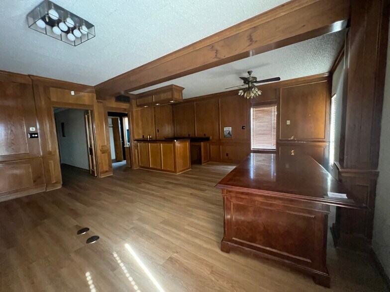 More Photos Of 917 U.S. 77, Sinton Manufacturing For Sale