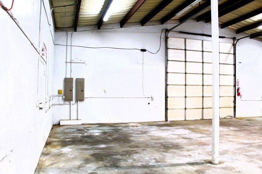 More Photos Of 1810 Barnett Dr, Weatherford Warehouse For Lease