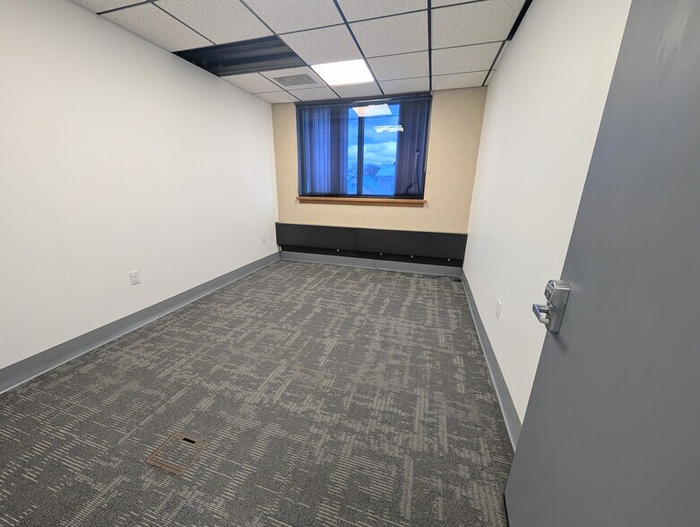 More Photos Of 136 Center St, Old Town Office For Sale