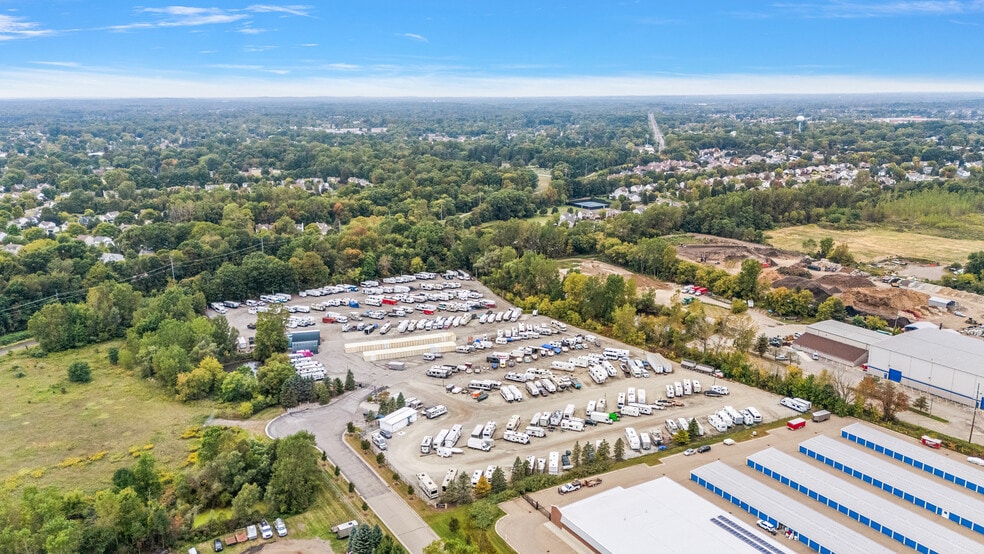 More Photos Of 59120 Oasis Center Dr, South Lyon Self Storage For Sale
