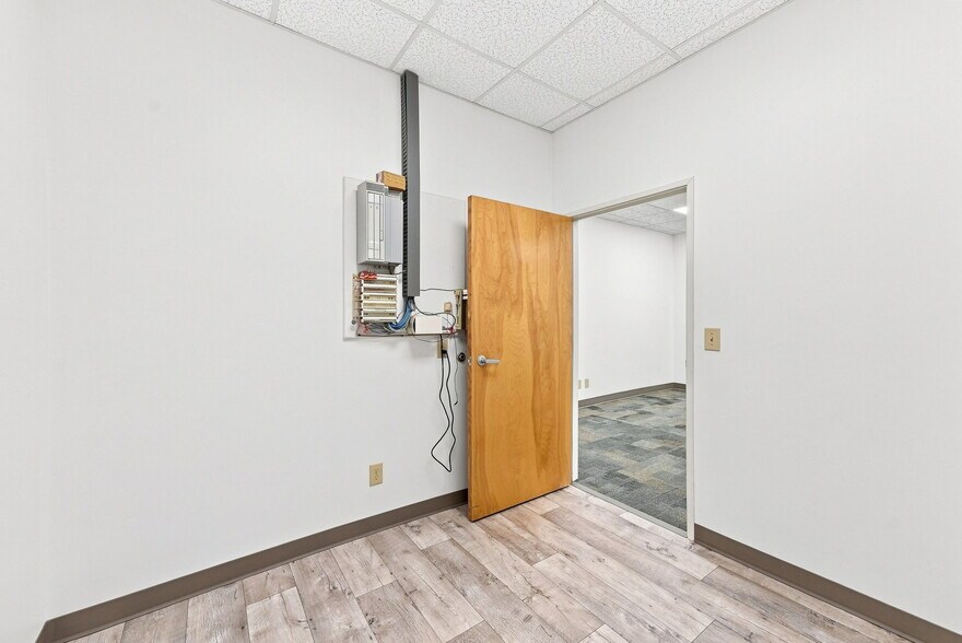 More Photos Of 615-619 Commerce Rd, Richmond Office For Lease