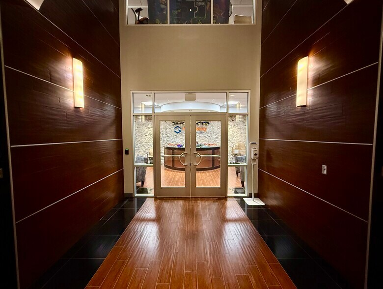 More Photos Of 244 S Gateway Pl, Jenks Office For Lease