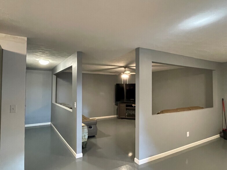 More Photos Of 2901 W 16th St, Indianapolis Freestanding For Sale