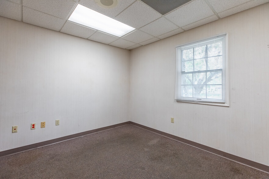 More Photos Of 640 S Walker St, Bloomington Medical For Sale