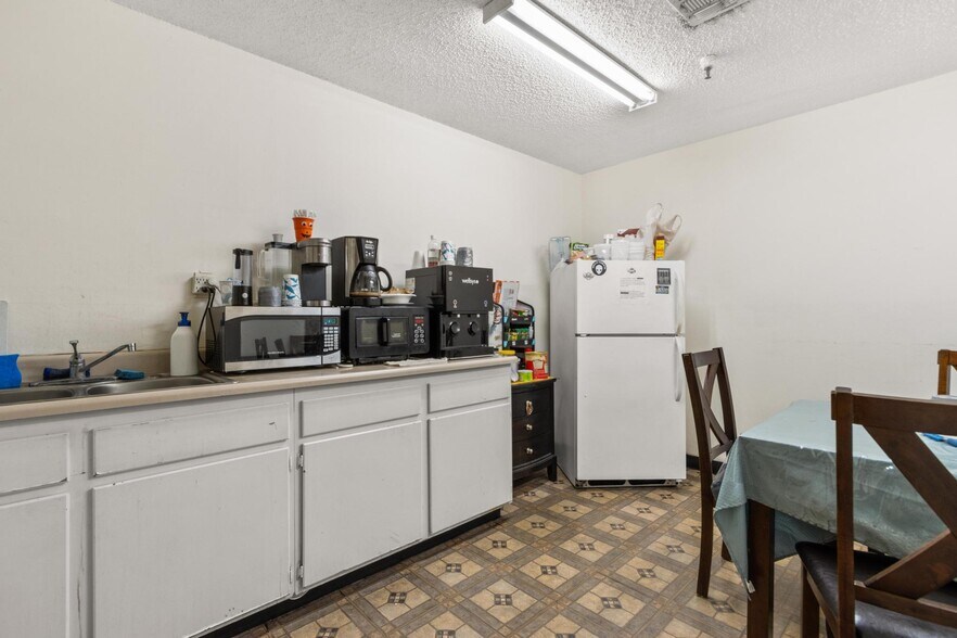 More Photos Of 6310 Corsair St, Commerce Manufacturing For Sale