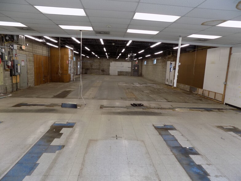 More Photos Of 790 Farmington Ave, Bristol Freestanding For Sale