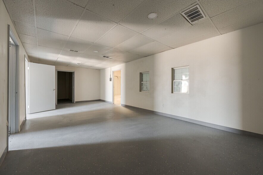 More Photos Of 3600 Valley Park Dr, El Reno Light Distribution For Lease