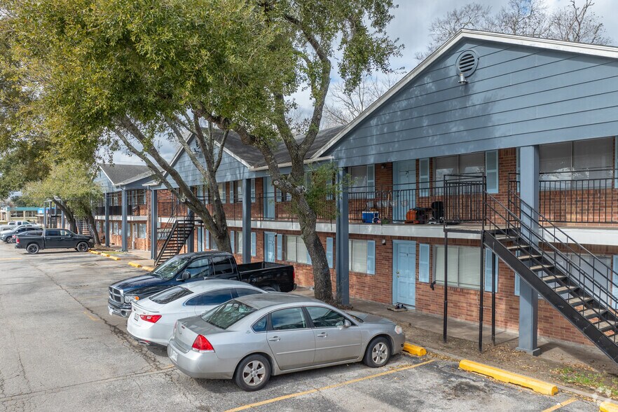 More Photos Of 2550 S Bypass 35, Alvin Apartments For Sale