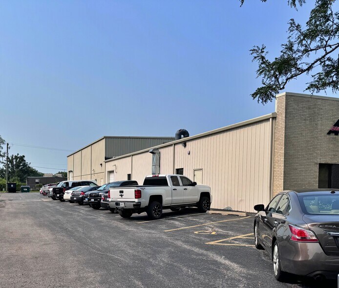 More Photos Of 5191 27th Ave, Rockford Manufacturing For Lease