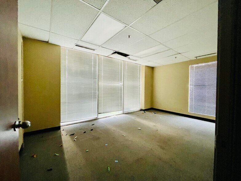 More Photos Of 9914 W Derby Ln, Westchester Flex For Sale