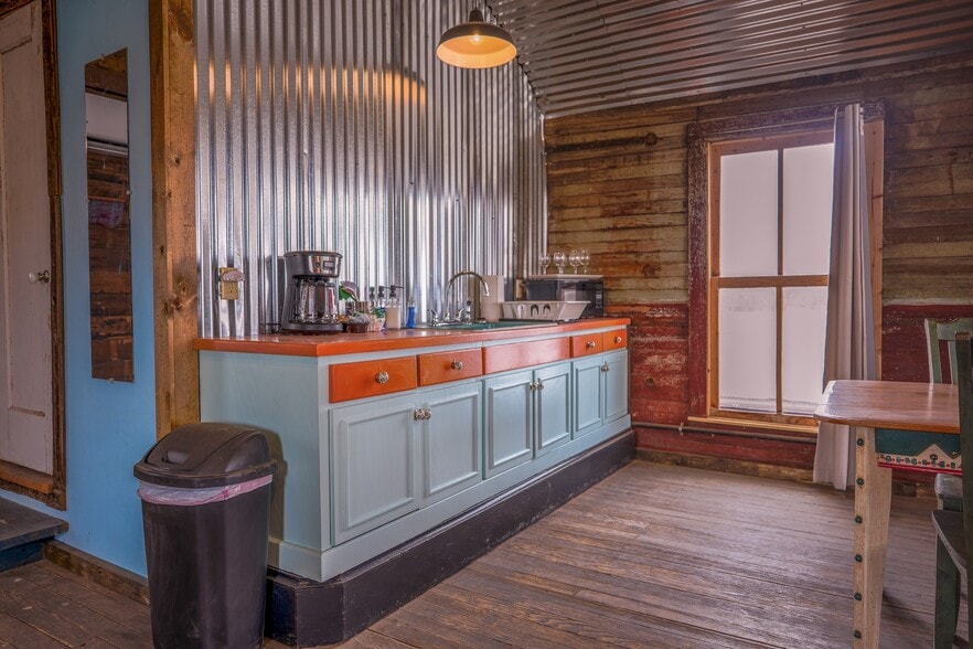 More Photos Of 100 W Murphy St, Alpine General Retail For Sale