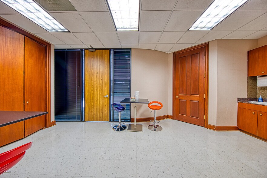 More Photos Of 1300 N Sam Houston Pky E, Houston Office Residential For Lease