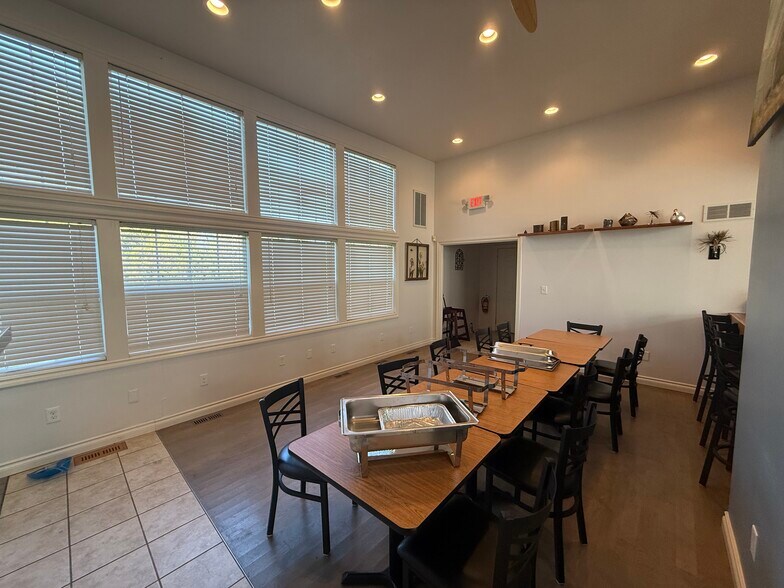 More Photos Of 33518 W Jefferson Ave, Rockwood Restaurant For Sale