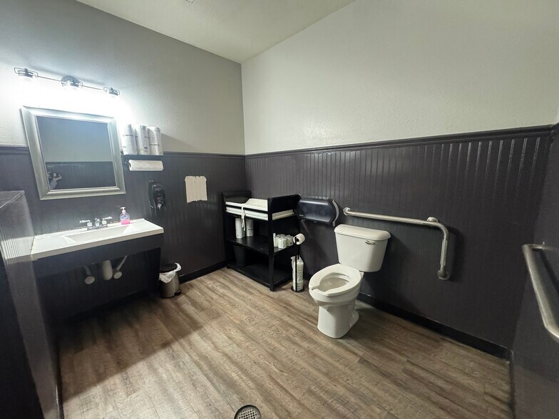 More Photos Of 2015 N Missouri St, Macon Restaurant For Sale