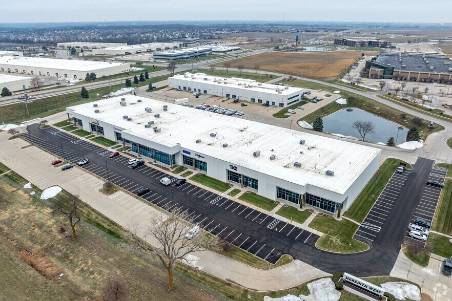 More Photos Of 4651-4677 121st St, Urbandale Showroom For Lease