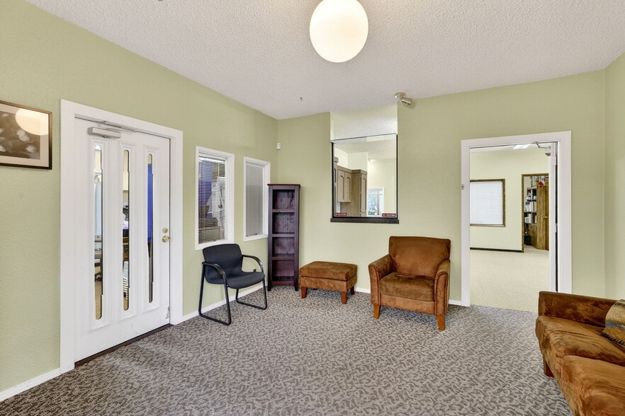 More Photos Of 12135 SE Lincoln St, Portland Office For Sale