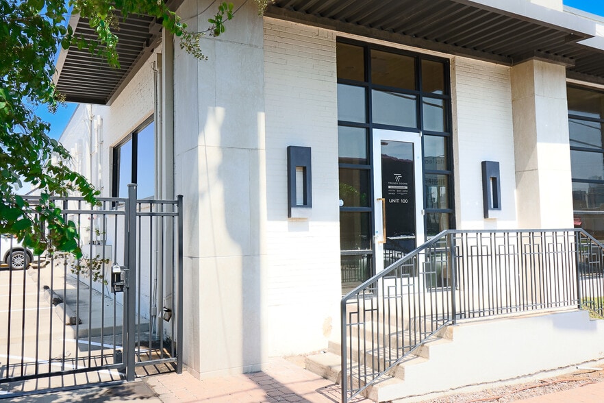 More Photos Of 183 Cole St, Dallas Showroom For Lease