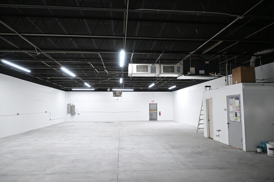 More Photos Of 14401 60th St N, Clearwater Warehouse For Lease