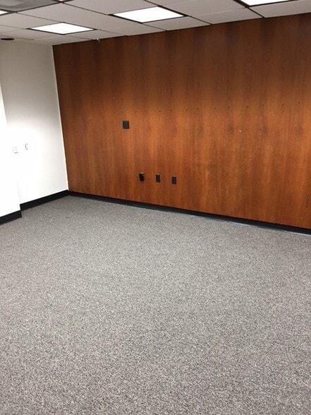 More Photos Of 2513 Industrial Blvd, Orlando Flex For Lease