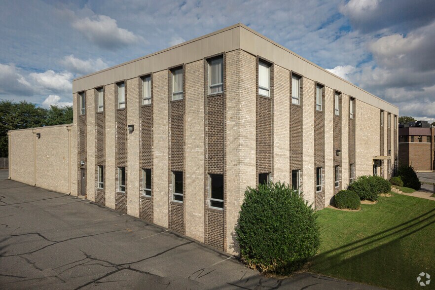 More Photos Of 5261-5263 Port Royal Rd, Springfield Flex For Lease