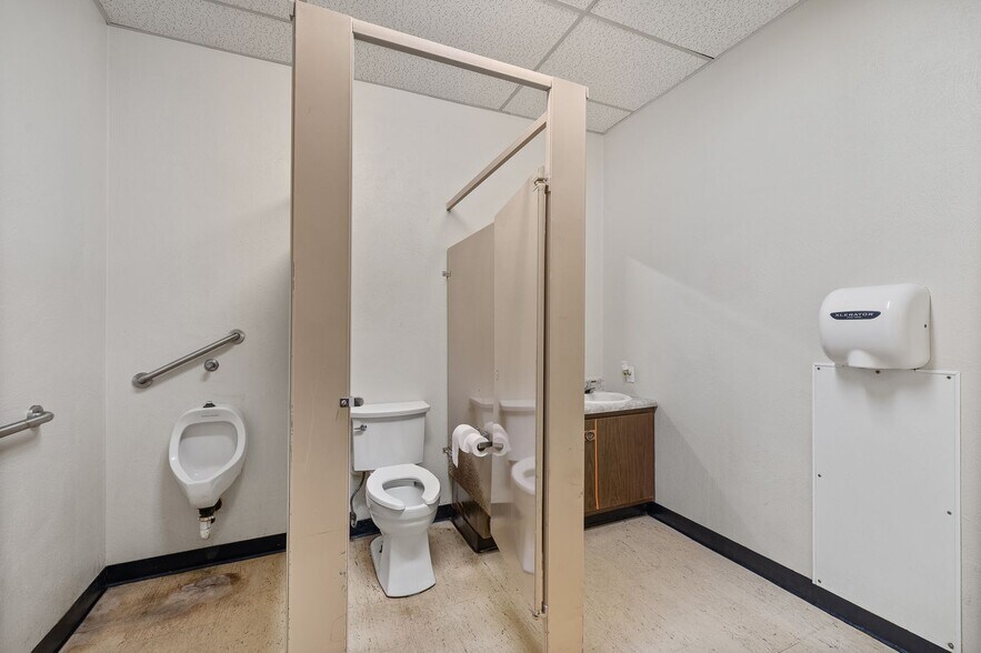 More Photos Of 1075 National Pky, Mansfield Office For Sale