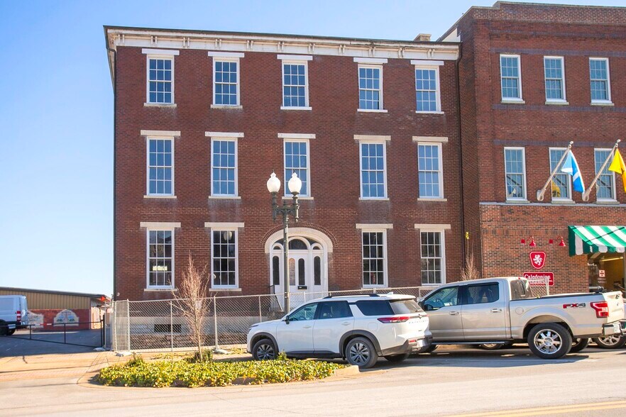 More Photos Of 706 N Main St, Columbia Office Residential For Sale