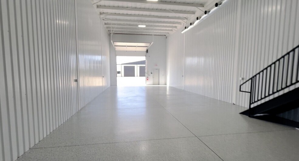 More Photos Of 12432 Road Runner Ln, Oklahoma City Warehouse For Lease