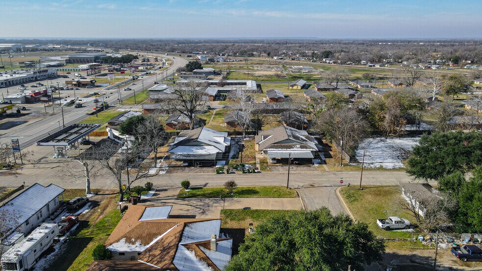 More Photos Of 800 Pine St, Hearne Apartments For Sale