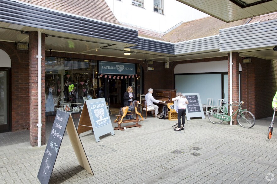 More Photos Of 15-19 Saxon Sq, Christchurch Storefront For Lease
