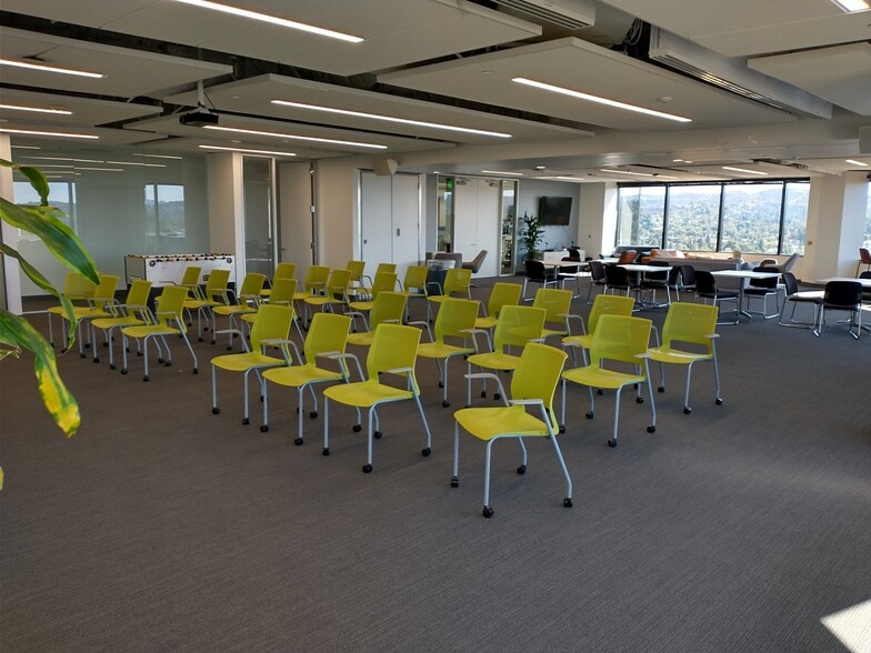 More Photos Of 21700 Oxnard St, Woodland Hills Office For Lease