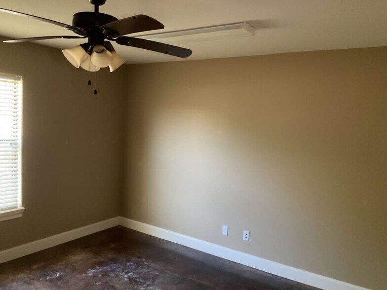 More Photos Of 208 E York St, Ganado Office For Sale