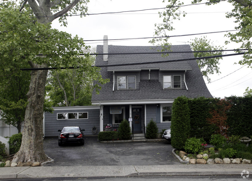 Primary Photo Of 33 Orchard St, Manhasset Schools For Lease