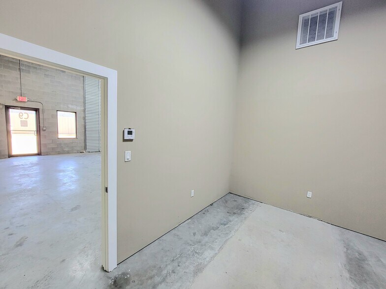 More Photos Of 6501 Ashcroft Dr, Houston Industrial For Lease