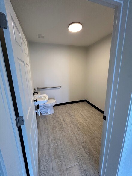 More Photos Of 2700 Eastend Dr, Humboldt Office For Lease