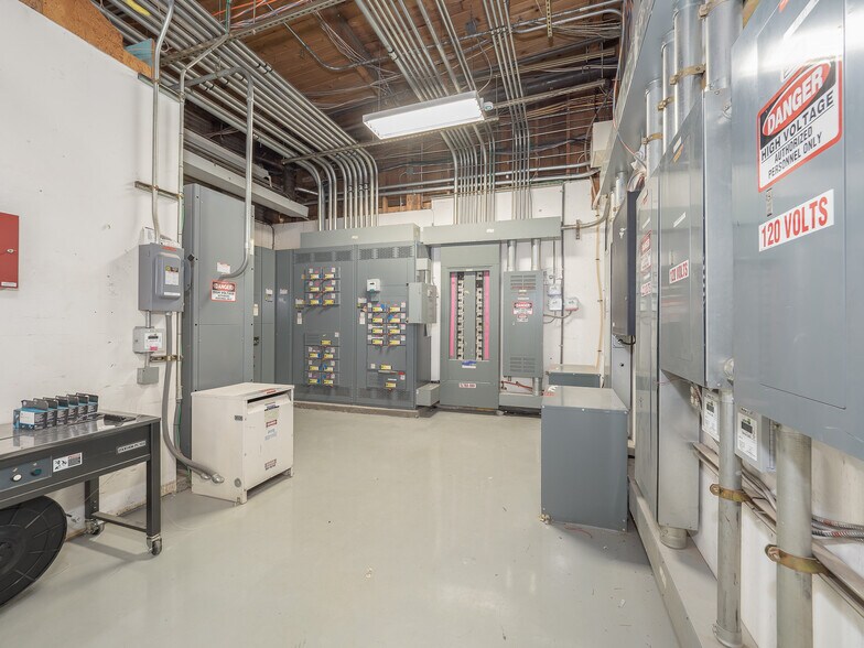 More Photos Of 630 SW Walnut St, Hillsboro Warehouse For Sale