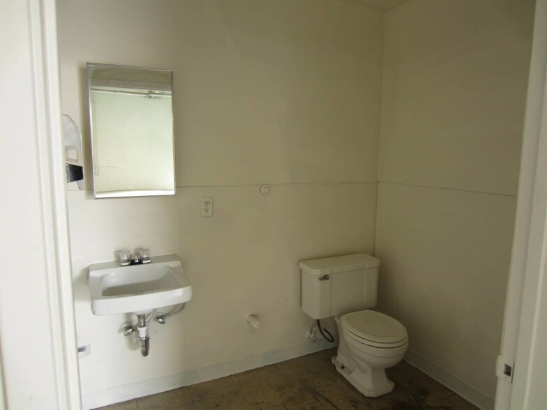 More Photos Of 1022 W Gladstone St, Azusa Industrial For Lease