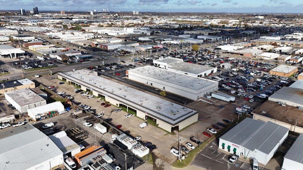 More Photos Of 4717-4733 S Memorial Dr, Tulsa Showroom For Lease