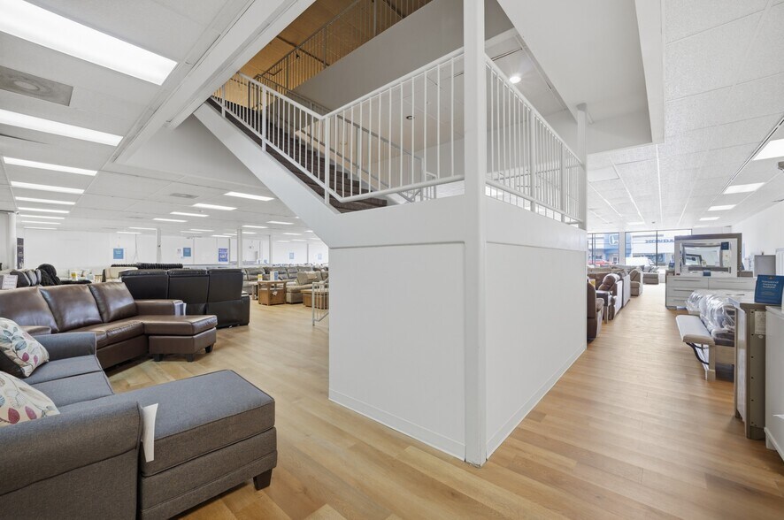 More Photos Of 6542 E Virginia Beach Blvd, Norfolk Freestanding For Lease