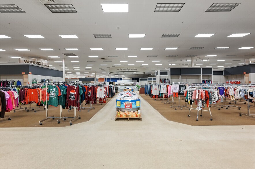 More Photos Of 5630 Saint Croix Trl, North Branch Freestanding For Lease