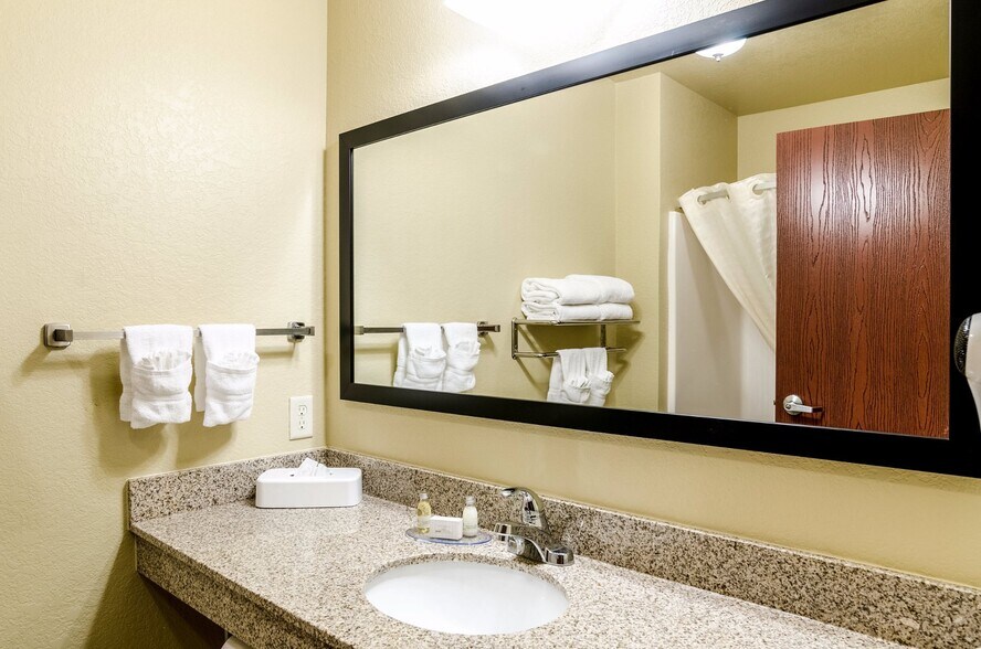 More Photos Of 41502 Harvest Dr, Cambridge Hotel For Sale