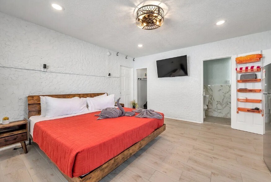 More Photos Of 602 Poinsettia Ave, Clearwater Beach Hotel For Sale