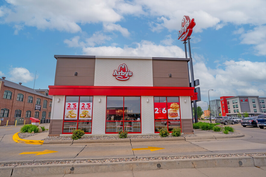 Primary Photo Of 919 Gordon Dr, Sioux City Fast Food For Sale