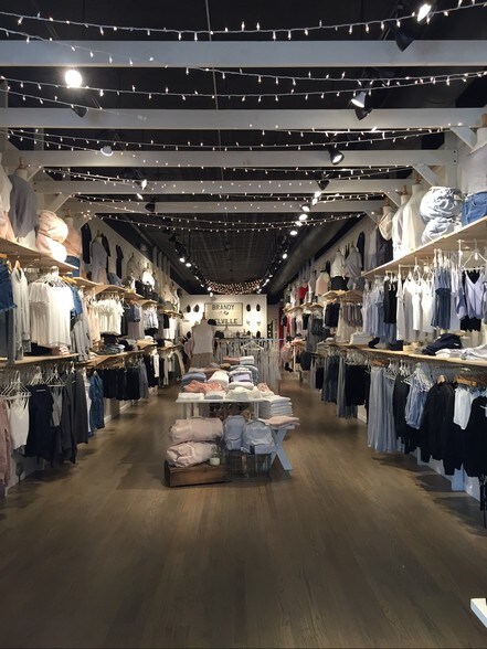 More Photos Of 50 Main St, East Hampton General Retail For Lease