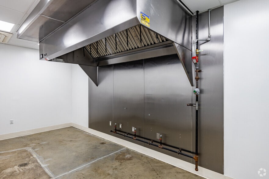 More Photos Of 18 N Dollins Ave, Orlando Warehouse For Lease