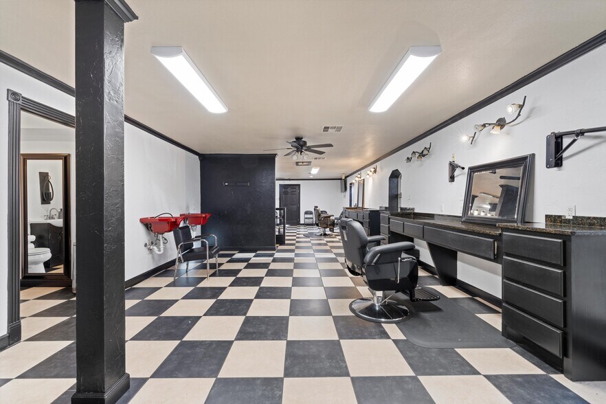 More Photos Of 408 N 25th St, Waco General Retail For Sale
